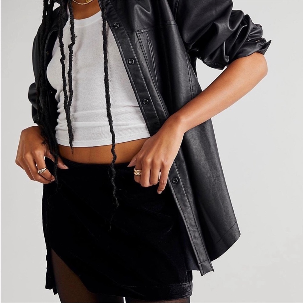 FREE PEOPLE Black Velvet Mini Skirt – Size 4 – NWT - Picture 2 of 10